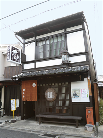 本店は、大正の末頃の町家。今では珍しい、商品をお見せする「見せの間」のある「お店」です。