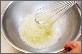 表面に軽く泡が立つくらいに卵白を泡立て、豆乳と軽く混ぜておく。