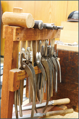 甲冑製作に使われる道具の一部。各職人さんが自分の使い勝手のいいように加工しています。