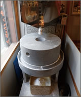 「既製の臼では熱で粉の風味が飛んでしまうから」と、喜久治さんが3年の月日を費やして石屋さんと共同開発した米粉用の石臼。お菓子作りへのこだわりが垣間見えます。