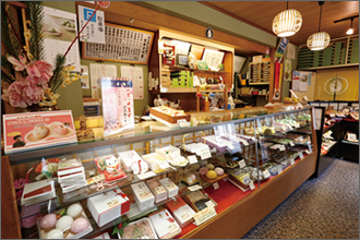 竹の子を使った看板和菓子、最中・餅・焼饅頭の他にも、団子やおはぎ、大福に、季節限定の品など、さまざまな和菓子が揃います。