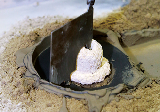 鋳型に使うのは、山土に籾殻を混ぜたもの。この土の成分も、音に影響します。