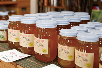 店頭で販売する蜂蜜は現在、桜、うわみず桜、れんげ、あかしあ、みかん、とち、からすざんしょう、百花の八種類。
