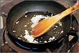 フライパンにサラダ油を入れて中火にかけ、にんにくのみじん切りを香りが立つまで炒める。