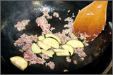(2) フライパンで豚ひき肉とナスを中火で炒める。火が通ったらオクラとトマトを加えて炒め合わせ、さらに豆腐を手でちぎって入れる。