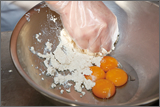 別のボウルに卵黄を入れ、とうふをつぶしながら加えてしっかり混ぜ合わせる。