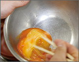 ボウルに卵を割ってよく溶きほぐし、冷やした2と混ぜ合わせる