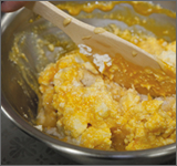 卵黄をボウルに入れて溶きほぐし、白味噌をだし汁（または水）でのばしたものを加えて混ぜる。（２）の揚げと（４）のとうふを加え、とうふを崩しすぎないように混ぜる。