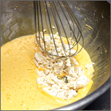 1の卵黄にグラニュー糖を加えて泡立て器でよく混ぜ、薄力粉を入れてダマにならないよう混ぜる。その後、水切りしたとうふを加えて崩しながら混ぜる。